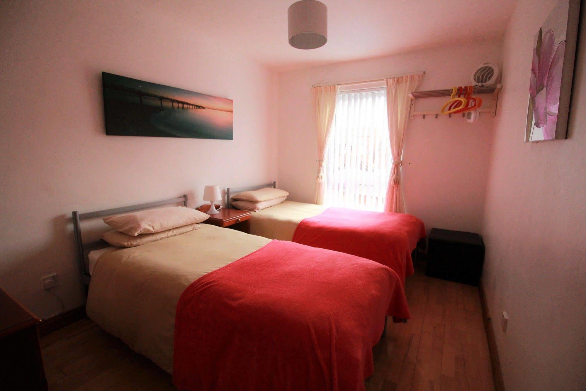 Perfect Central City Location - Parking - 3 Beds - 2 Bedrooms Belfast Esterno foto