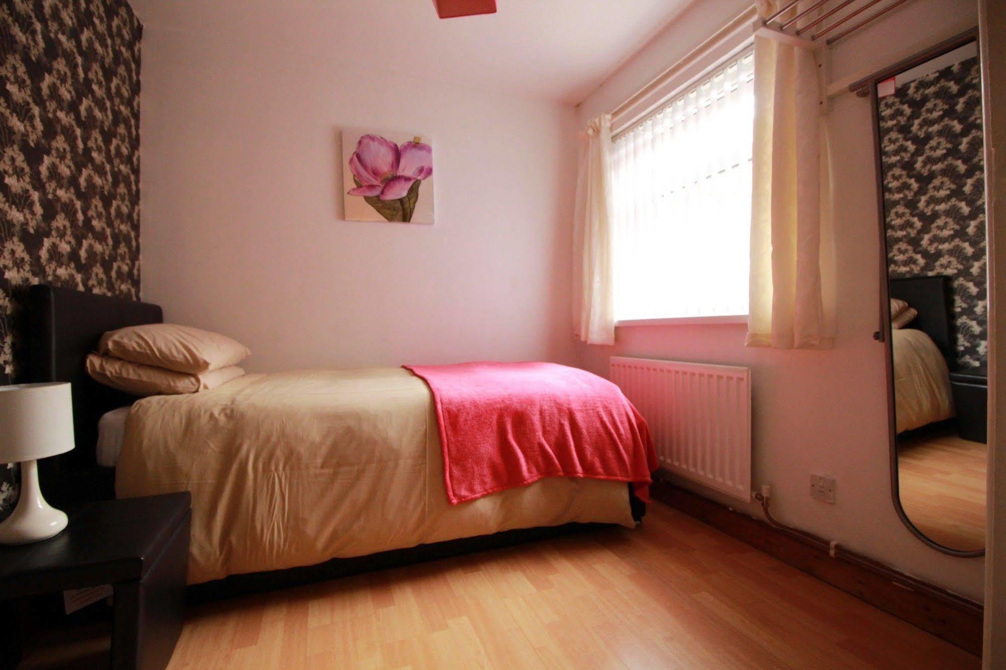 Perfect Central City Location - Parking - 3 Beds - 2 Bedrooms Belfast Esterno foto