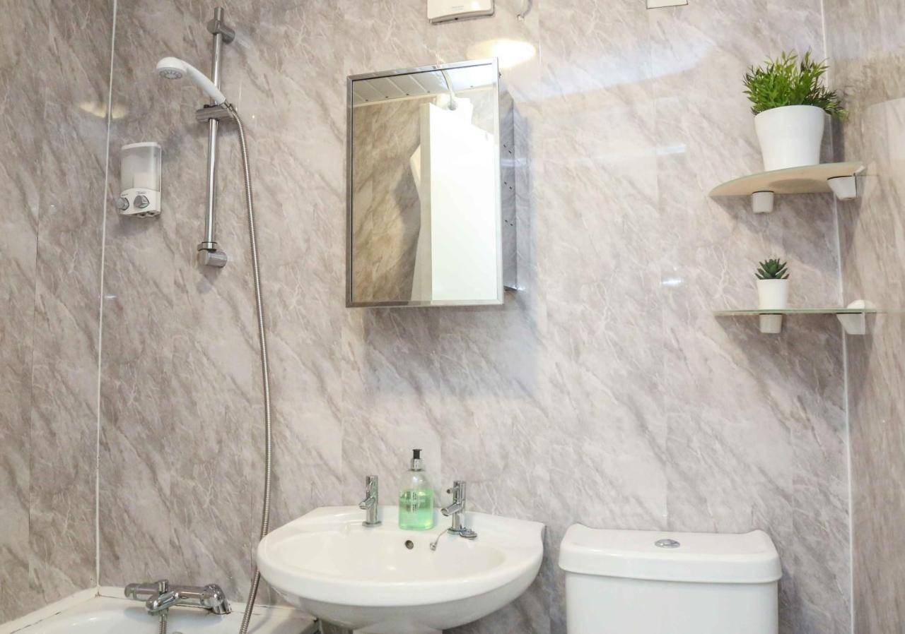 Perfect Central City Location - Parking - 3 Beds - 2 Bedrooms Belfast Esterno foto