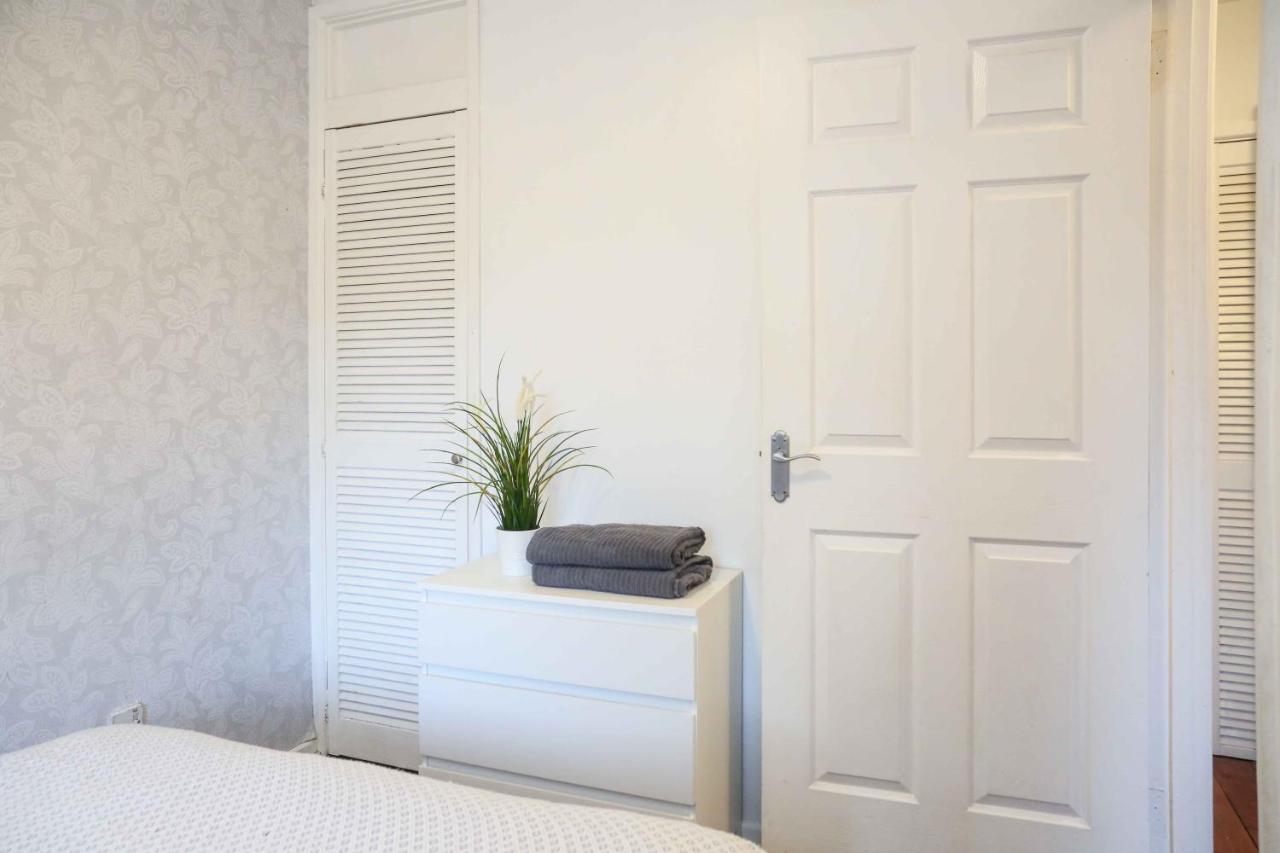 Perfect Central City Location - Parking - 3 Beds - 2 Bedrooms Belfast Esterno foto